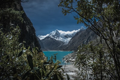 在白天山旁边的水域
